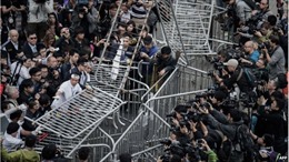 Hong Kong giải tỏa một phần trại biểu tình ở Almiralty